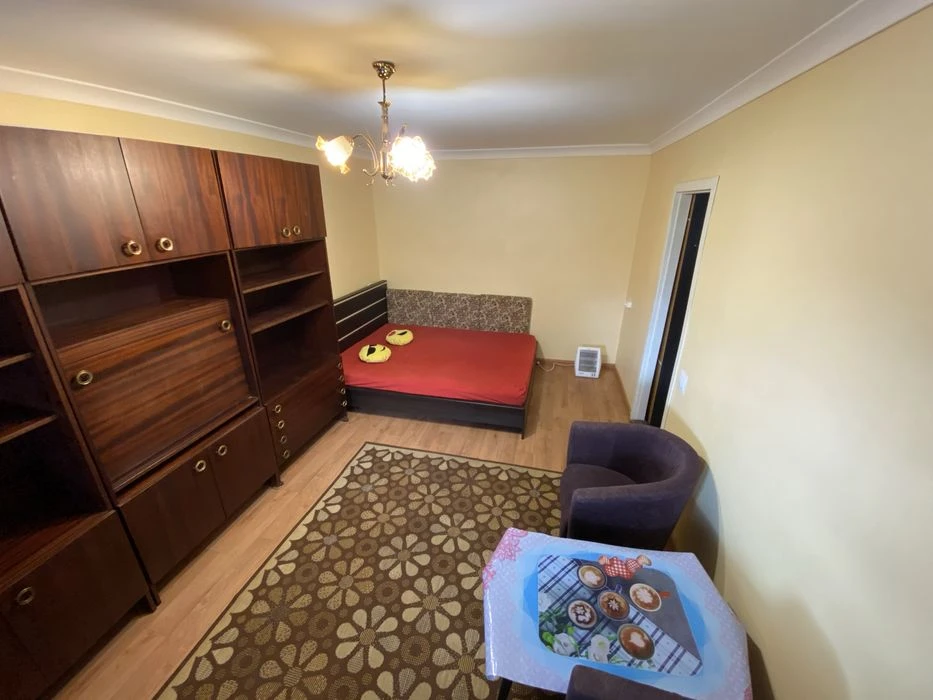 Owner, 1 room for sale near the metro station and 23 August