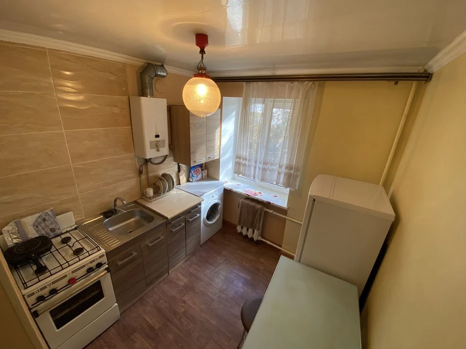 Owner, 1 room for sale near the metro station and 23 August