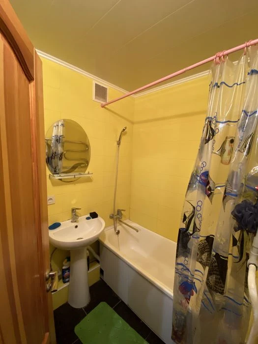 Owner, 1 room for sale near the metro station and 23 August