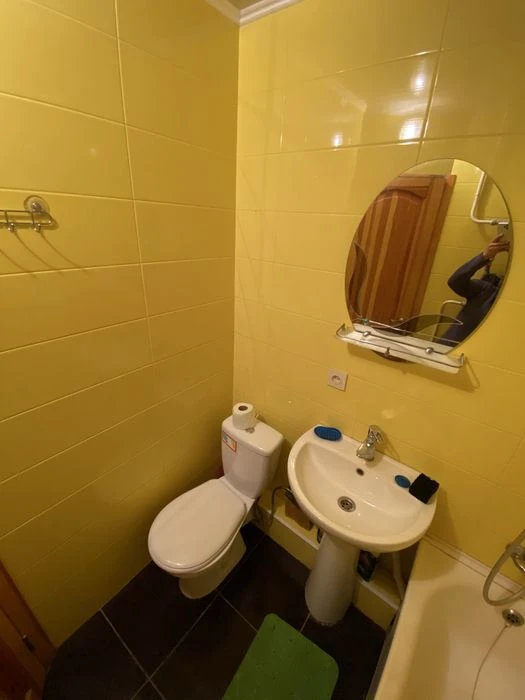 Owner, 1 room for sale near the metro station and 23 August
