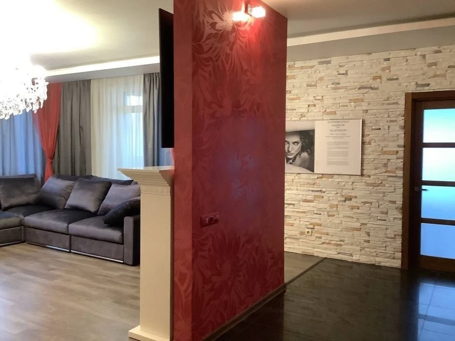 Luxurious apartment with a view in a modern building, Saperno-Slobods
