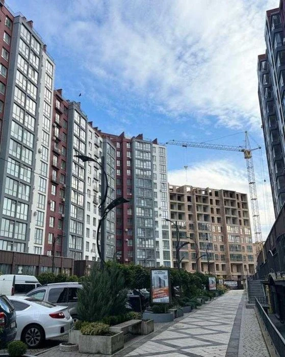 Продам просторную 1-комнатную квартиру в центре!