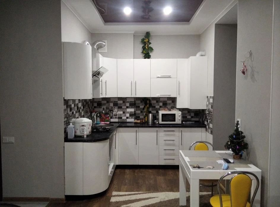 Selling a 1-room studio apartment with independent heating from the owner.