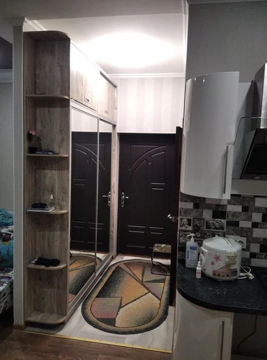 Selling a 1-room studio apartment with independent heating from the owner.