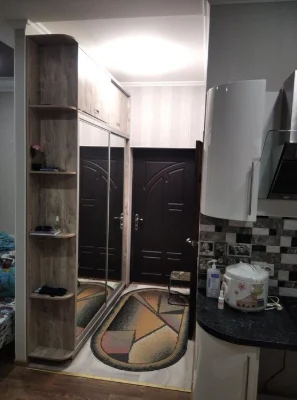 Selling a 1-room studio apartment with independent heating from the owner.