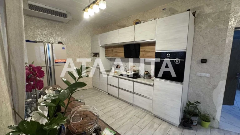 В продаже современный дом с евроремонтом и мебелью на Чуба