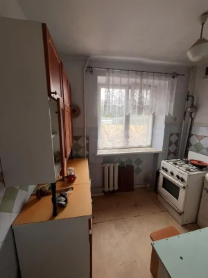 3к хрущовка, не кутова двостороння. Оформлення мінімальне 38