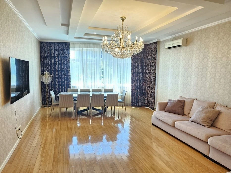 Pechersk Staronavodnytskaya 6b, 3-room apartment with renovation