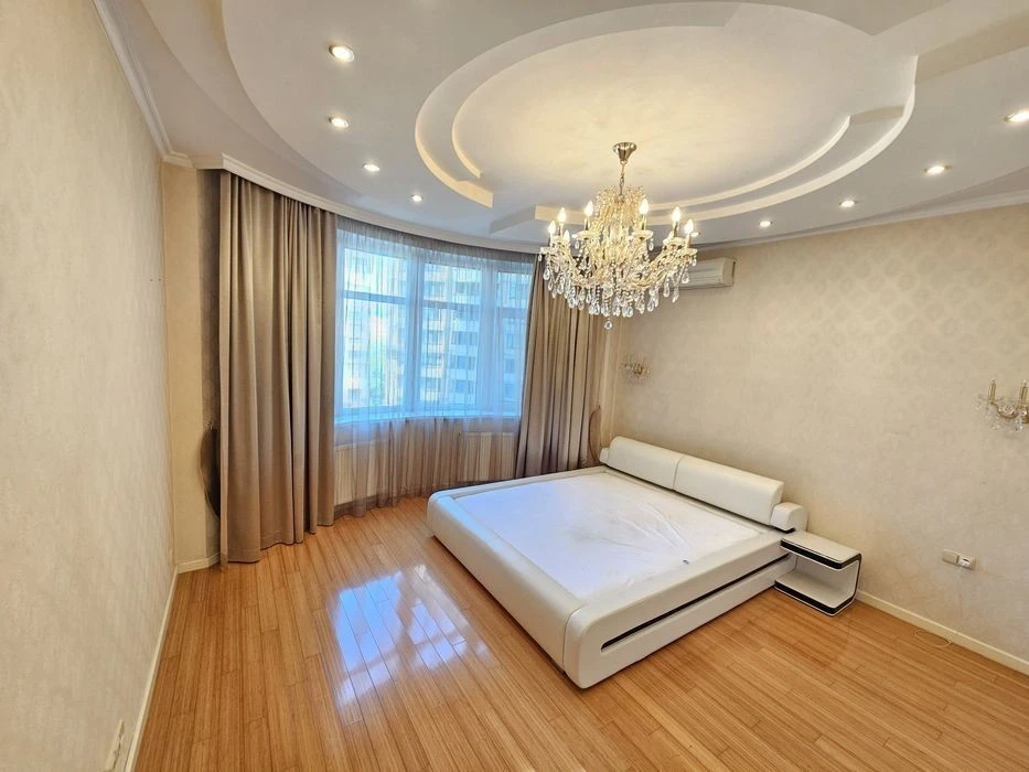 Pechersk Staronavodnytskaya 6b, 3-room apartment with renovation