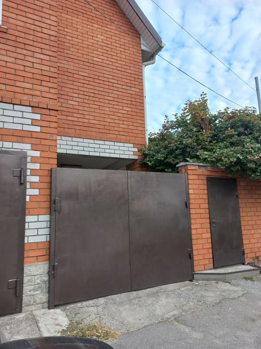 House Yuzhny/Kommunarsky plus second house Possible by certificate,