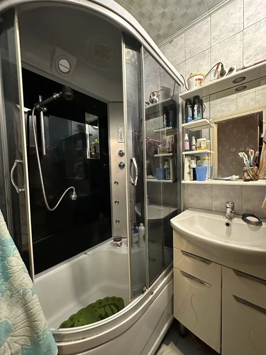 I will sell an apartment of 66.5 m2 on B. Khmelnytskyi/ B. Mozolevskogo Avenue