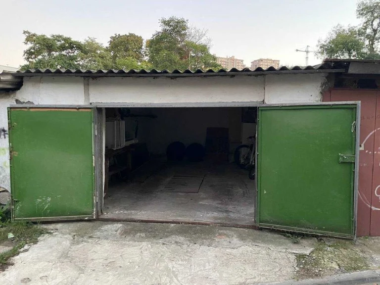 I will sell a stone garage on 4 Fontana