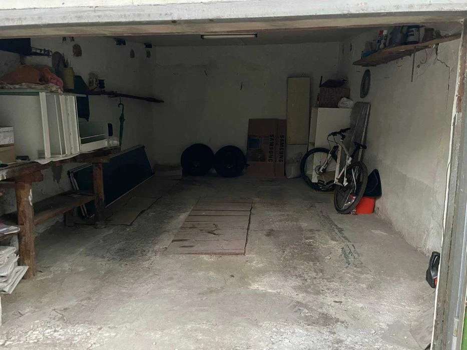 I will sell a stone garage on 4 Fontana