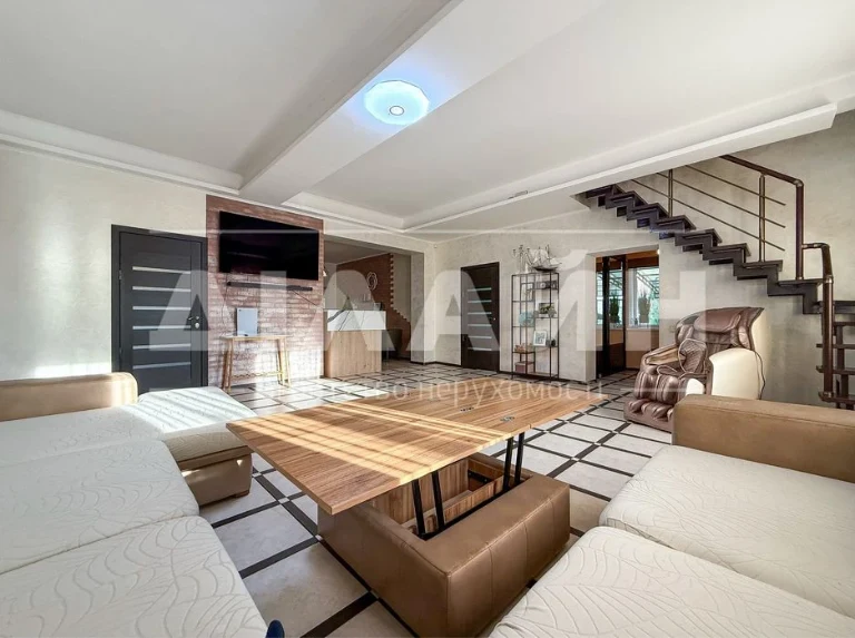 Premium house on Dniprovskaya, 250 m2, 15 acres