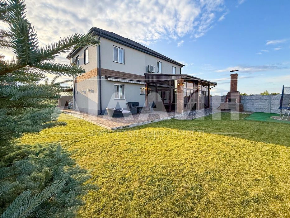 Premium house on Dniprovskaya, 250 m2, 15 acres