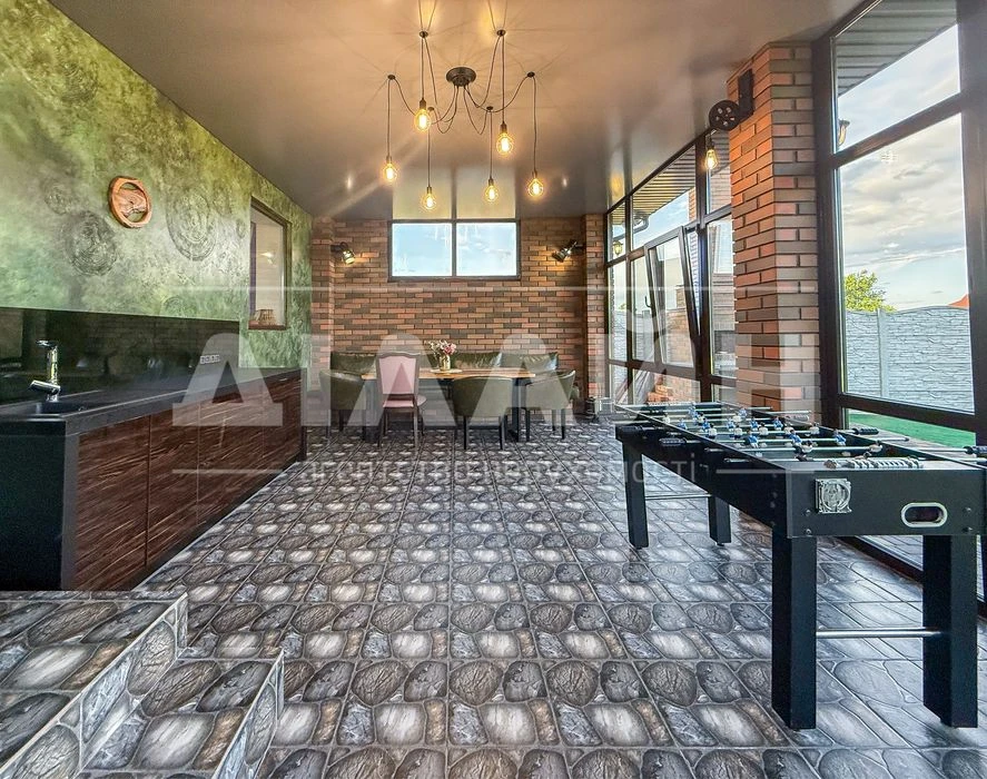 Premium house on Dniprovskaya, 250 m2, 15 acres