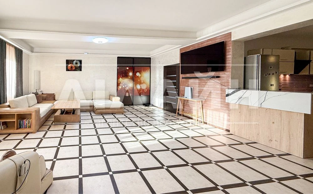 Premium house on Dniprovskaya, 250 m2, 15 acres