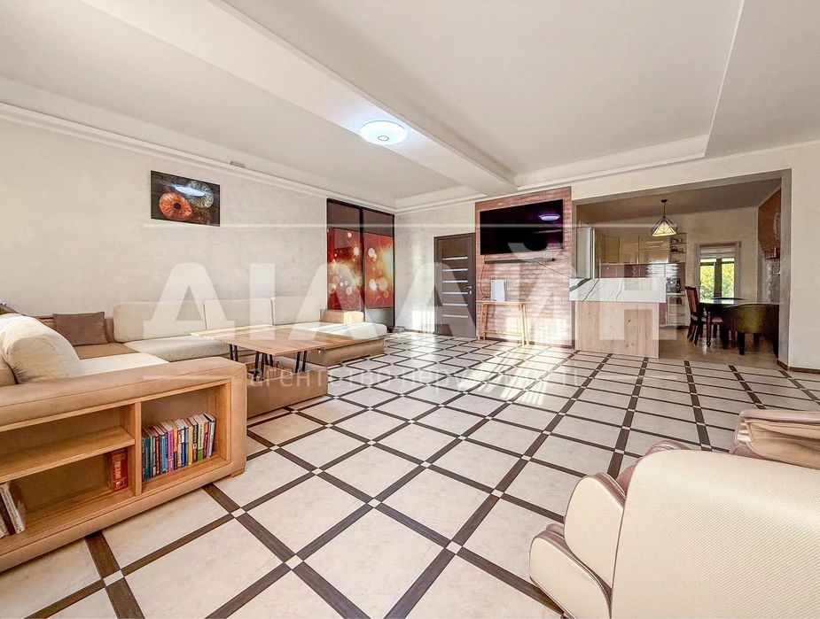 Premium house on Dniprovskaya, 250 m2, 15 acres