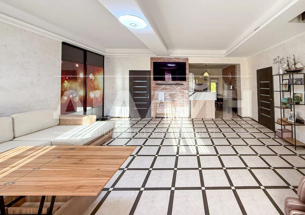 Premium house on Dniprovskaya, 250 m2, 15 acres