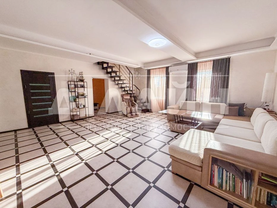 Premium house on Dniprovskaya, 250 m2, 15 acres