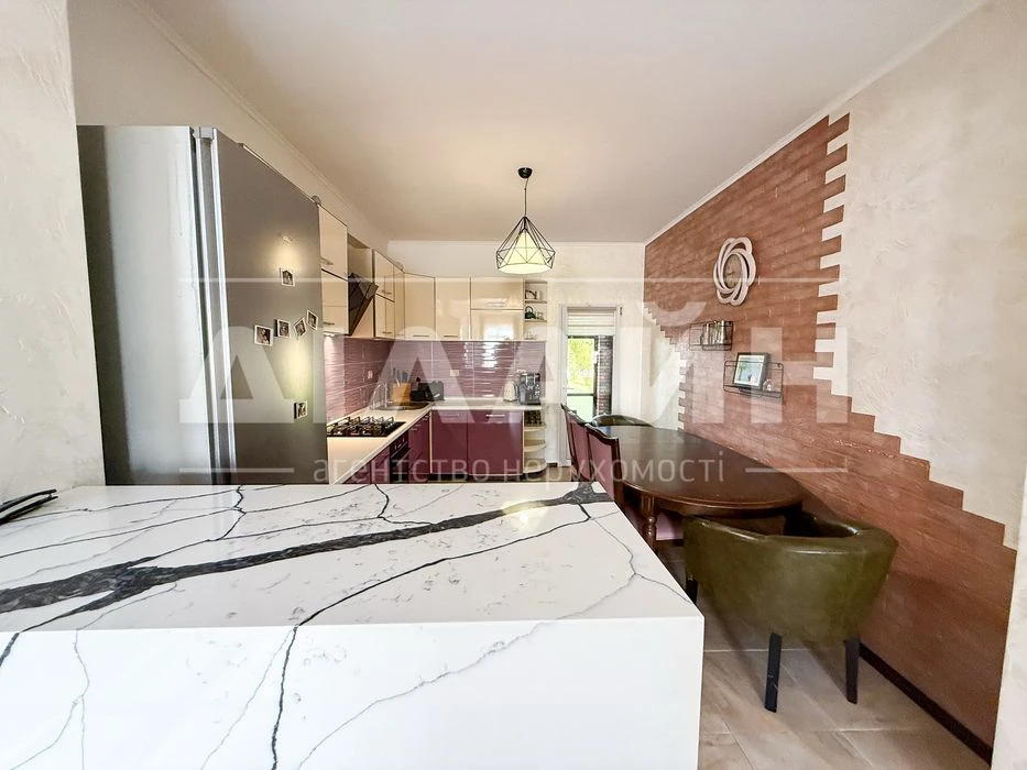 Premium house on Dniprovskaya, 250 m2, 15 acres