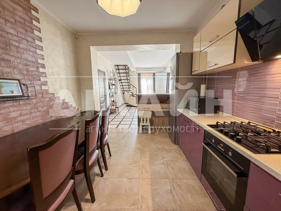 Premium house on Dniprovskaya, 250 m2, 15 acres