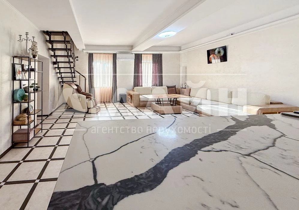 Premium house on Dniprovskaya, 250 m2, 15 acres