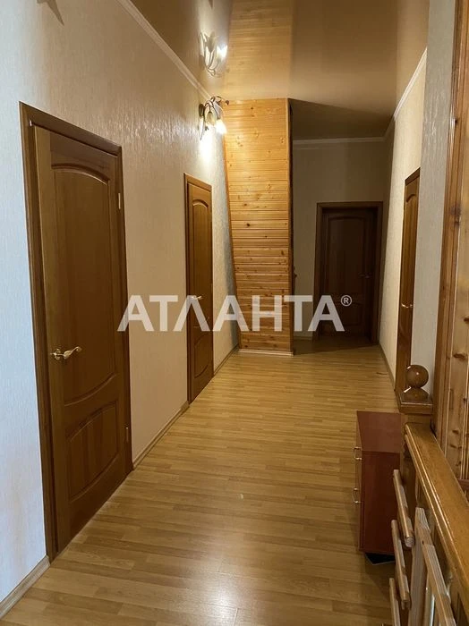 Продается капитальный дом с потрясающим участком 20 соток.