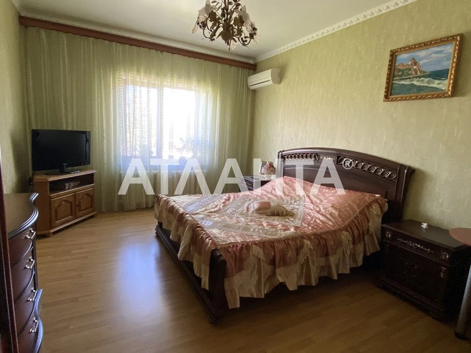 Продается капитальный дом с потрясающим участком 20 соток.