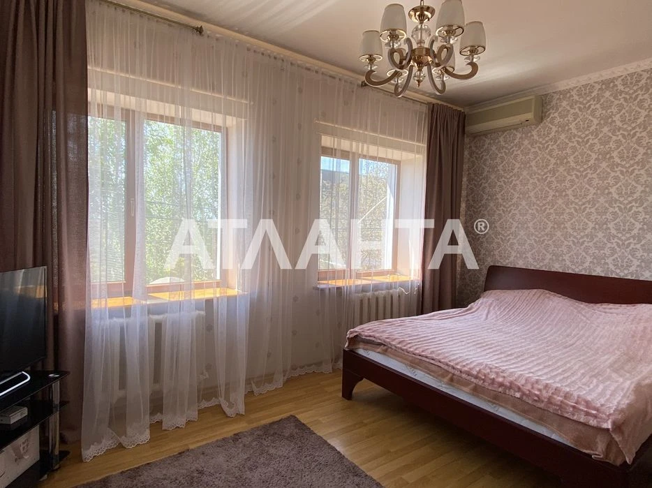 Продается капитальный дом с потрясающим участком 20 соток.