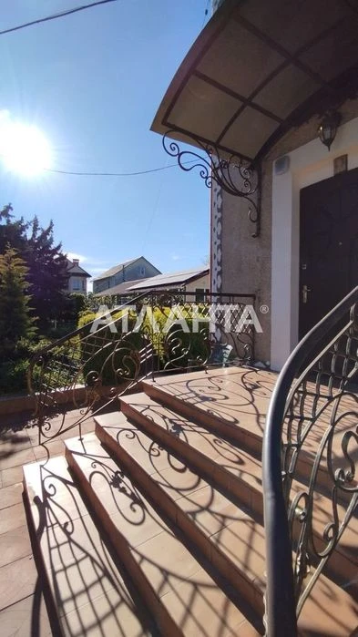Продается капитальный дом с потрясающим участком 20 соток.