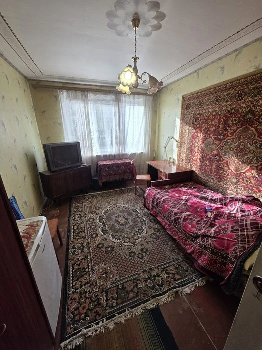 I will sell a three-room apartment in Saltivska (Heroyiv Pratsi)