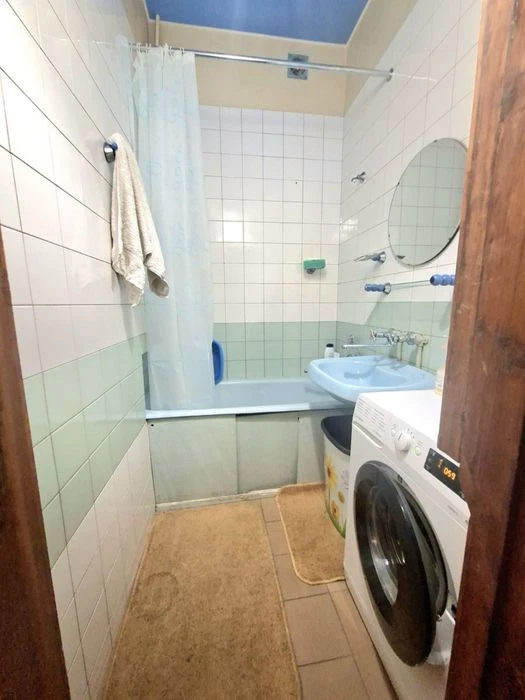 2-room apartment for sale on Valeriia Lobanovskogo St.