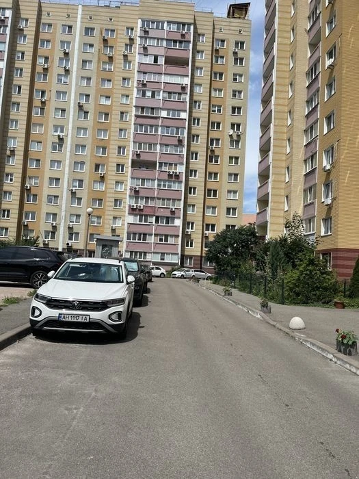 For sale 1-room apartment 41 sq m Maksimovicha 7B near metro station B