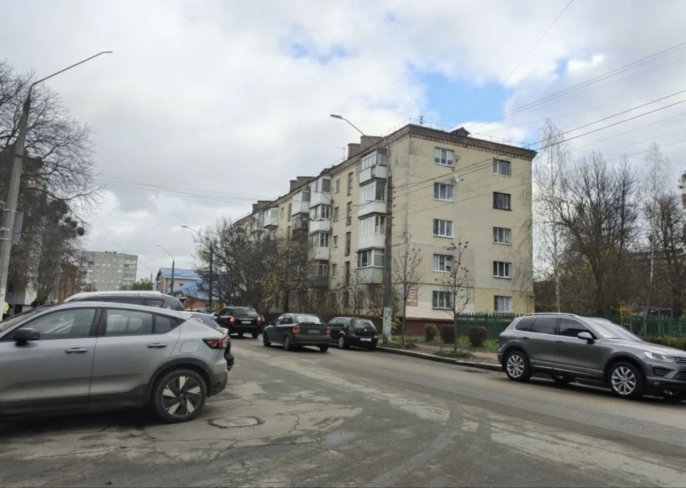 Квартира під комерцію! 2 кімнати, фасадні вікна, центр. Торг