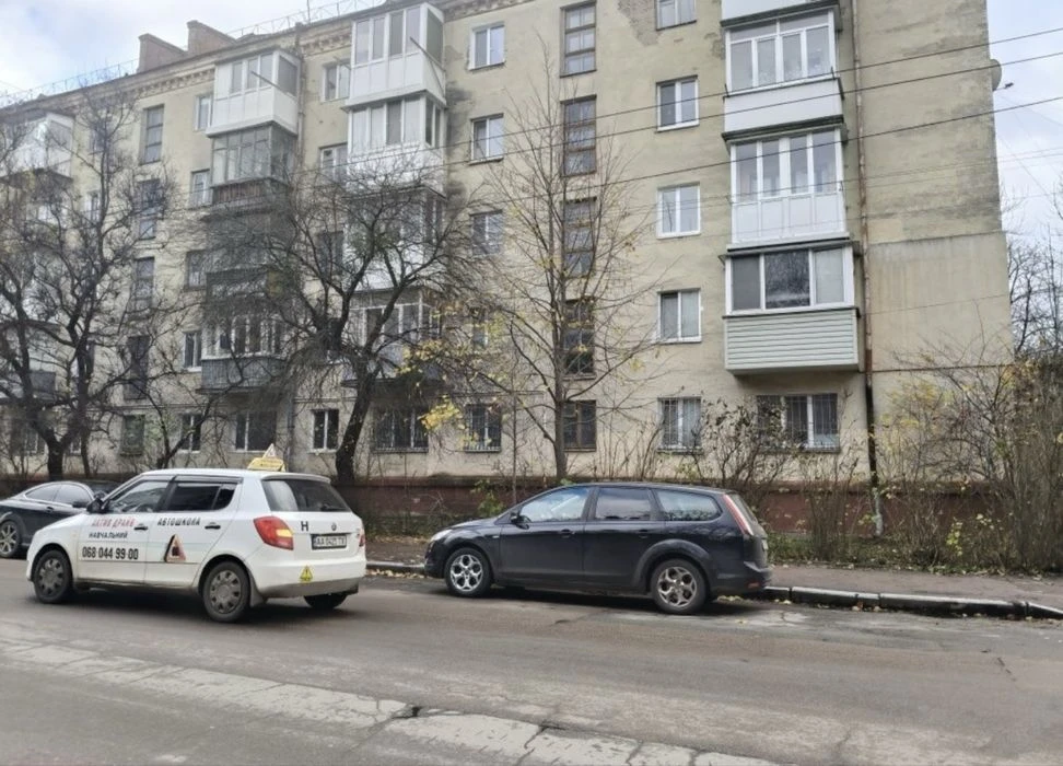 Квартира під комерцію! 2 кімнати, фасадні вікна, центр. Торг