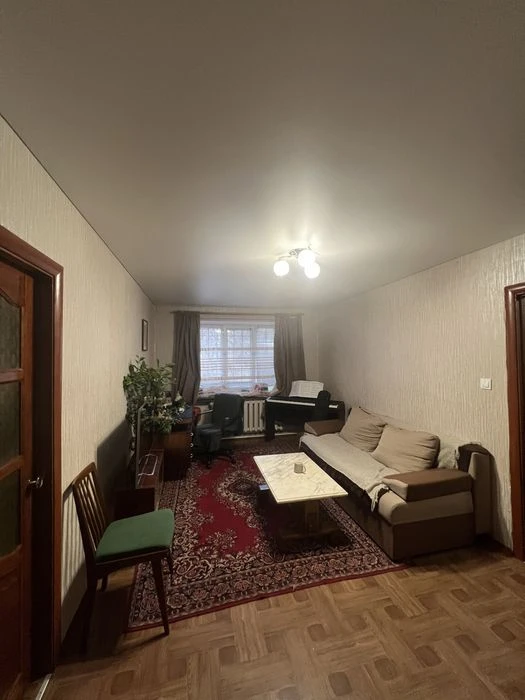Квартира під комерцію! 2 кімнати, фасадні вікна, центр. Торг