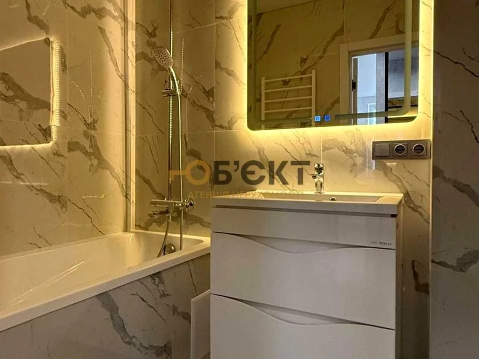Apartment. Kharkiv, Heroiv Kharkov Ave. (Moskovsky), (Building