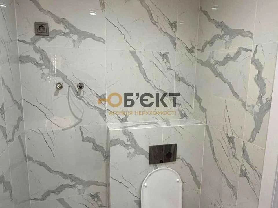 Apartment. Kharkiv, Heroiv Kharkov Ave. (Moskovsky), (Building