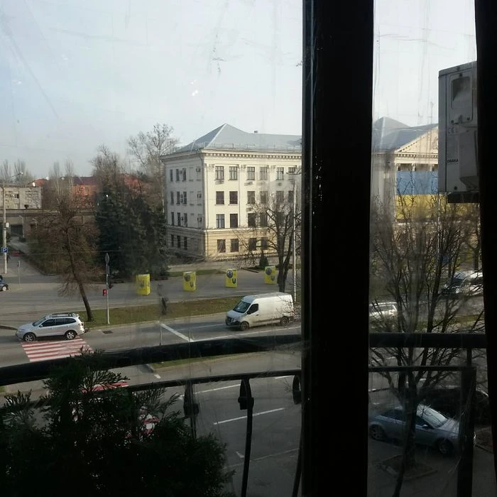 Продам 2х ком.кв с большой террасой в центре.