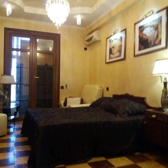 Продам 2х ком.кв с большой террасой в центре.