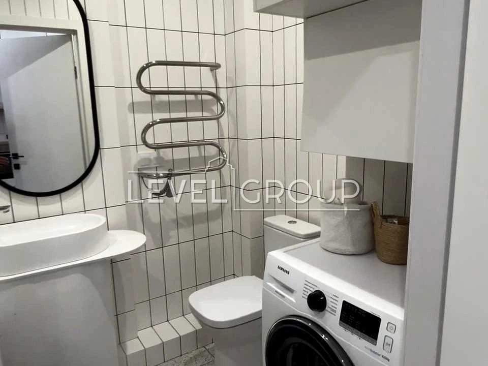 Apartment. Kyiv, Salyutna St., 2k