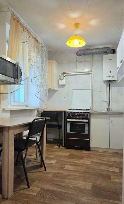 Продаж 2 к квартири вул. Криворізька 16 А