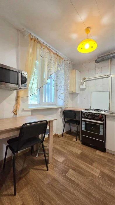 Продаж 2 к квартири вул. Криворізька 16 А