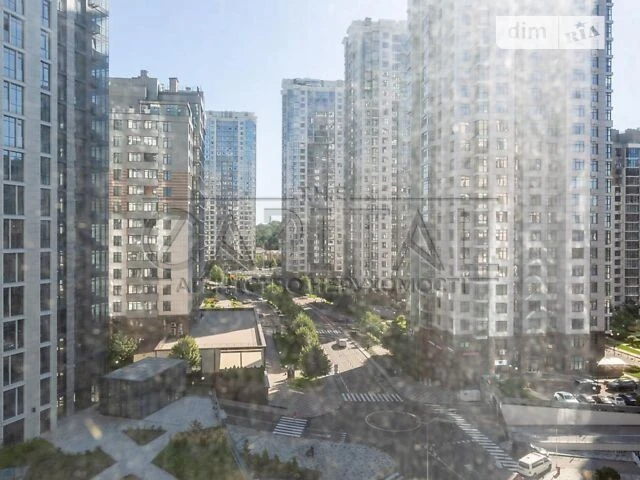 Продаж 3к квартири 131 кв. м на вул. Андрія Верхогляда 26 •