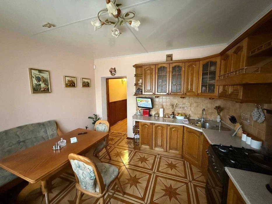 Sale of a 3-storey building on Yakov Shepelya St. (8281)
