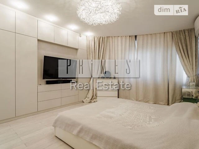 Sale of 3-room apartment 122 sq. m. on Mykola Mikhnovsky Blvd. 14-
