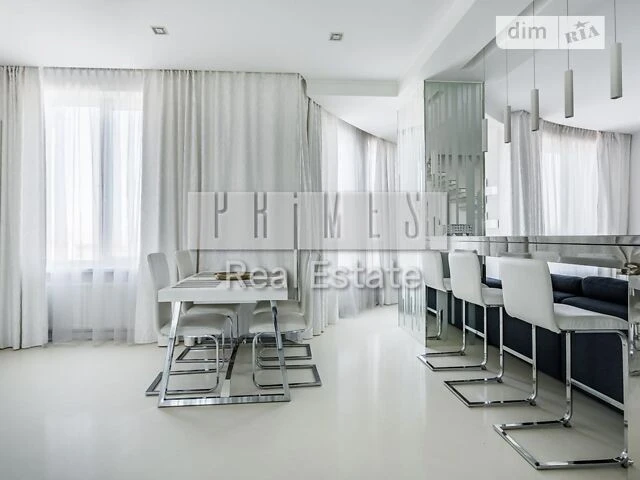 Sale of 3-room apartment 122 sq. m. on Mykola Mikhnovsky Blvd. 14-