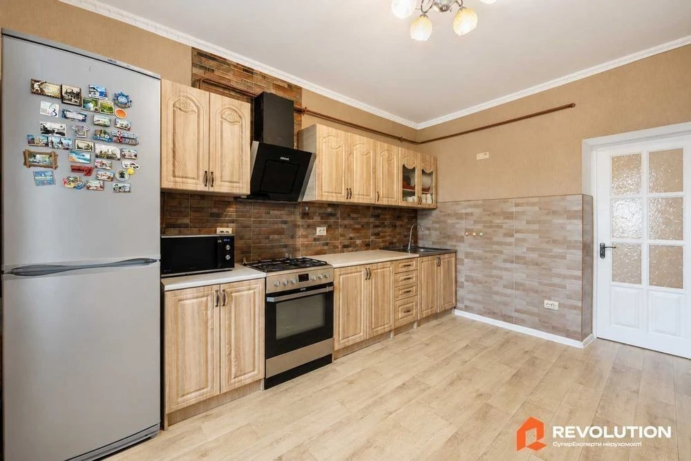 No commission. 3-room apartment for sale 91.2m2, Khmelnytska St., 10