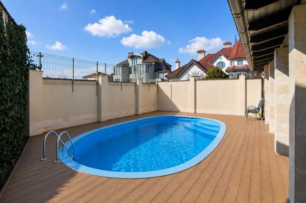 Modern house in Sauvignon, pool